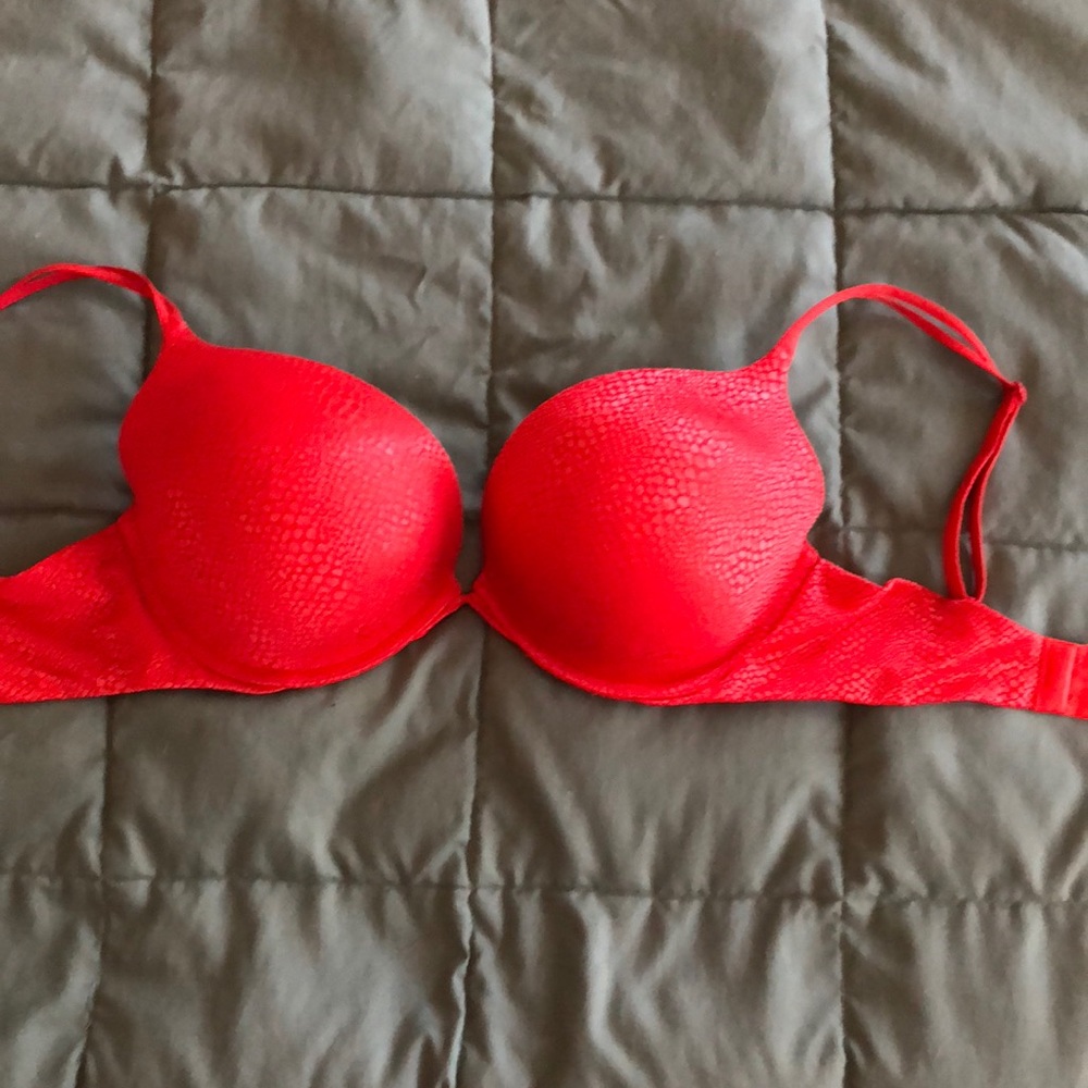 VS very sexy plunge. 34DD.